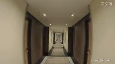 时间推移斯坦尼康和广角镜头移动沿空光<strong>酒店</strong>走廊与照片挂在墙上